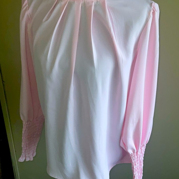 Long sleeve blouse with long sleeves. - Picture 3 of 5